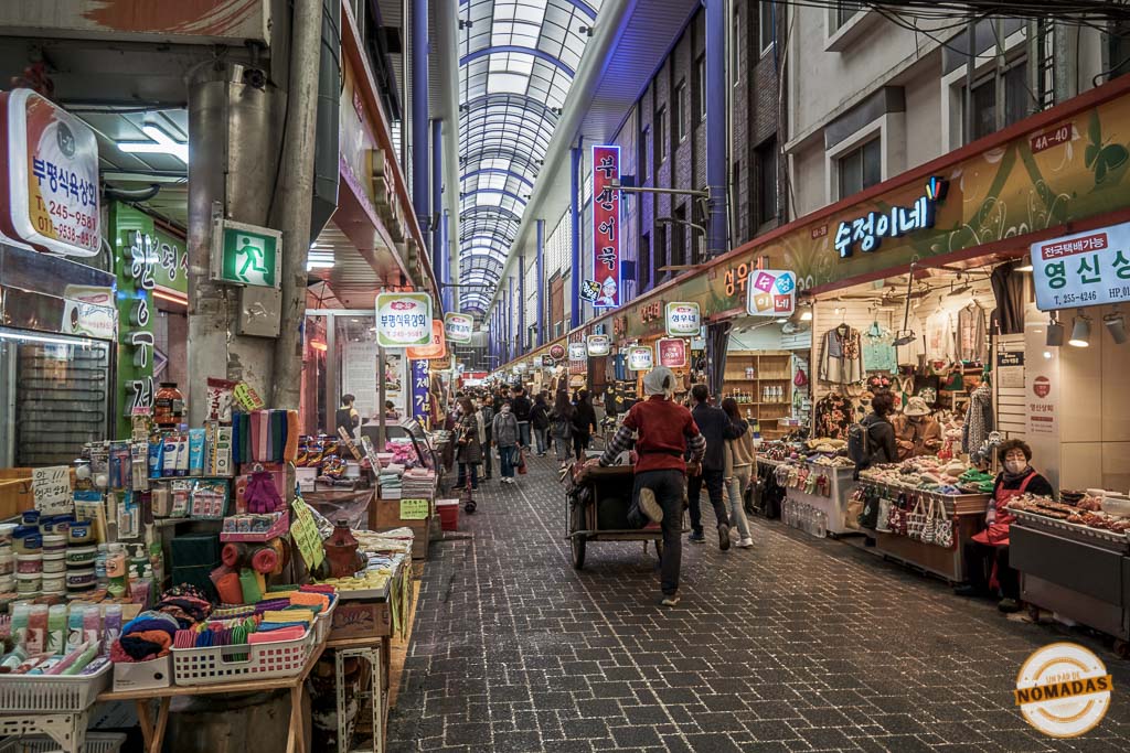 Interior del Gukje Market de Busán, lleno de puestos y vida local, un mercado tradicional imprescindible que ver en Busán

