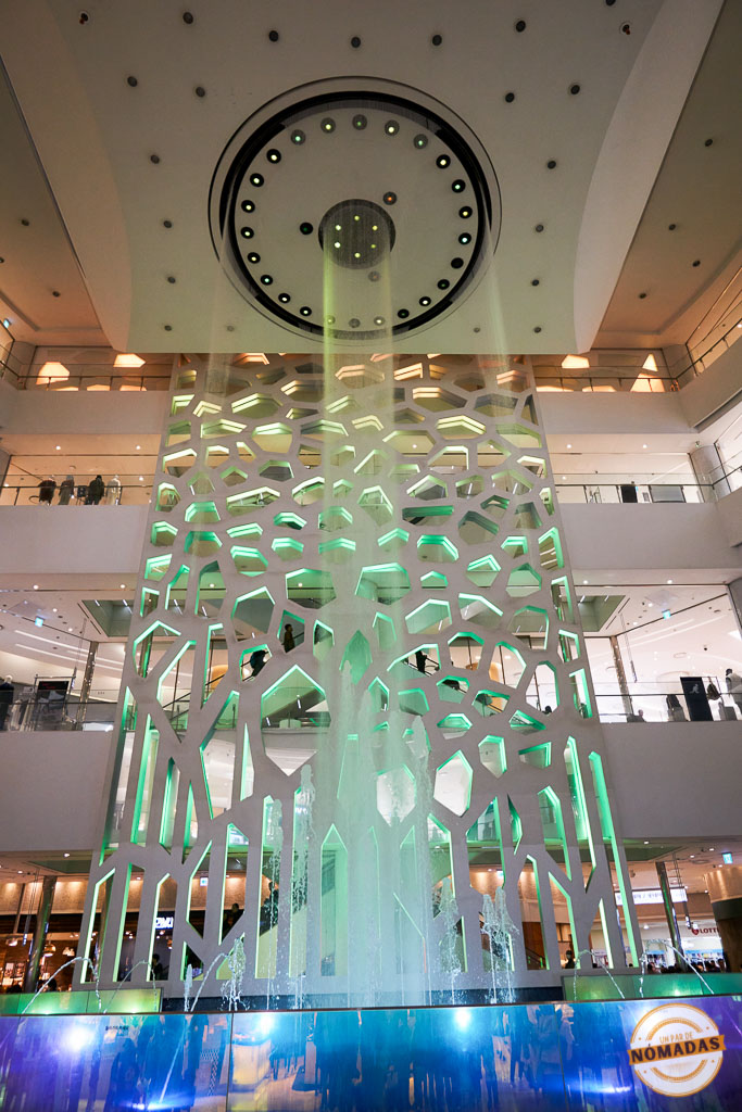 Instalación luminosa y fuente interior en Lotte Mall Gwangbok de Busán, un show de luces sorprendente dentro de un centro comercial
