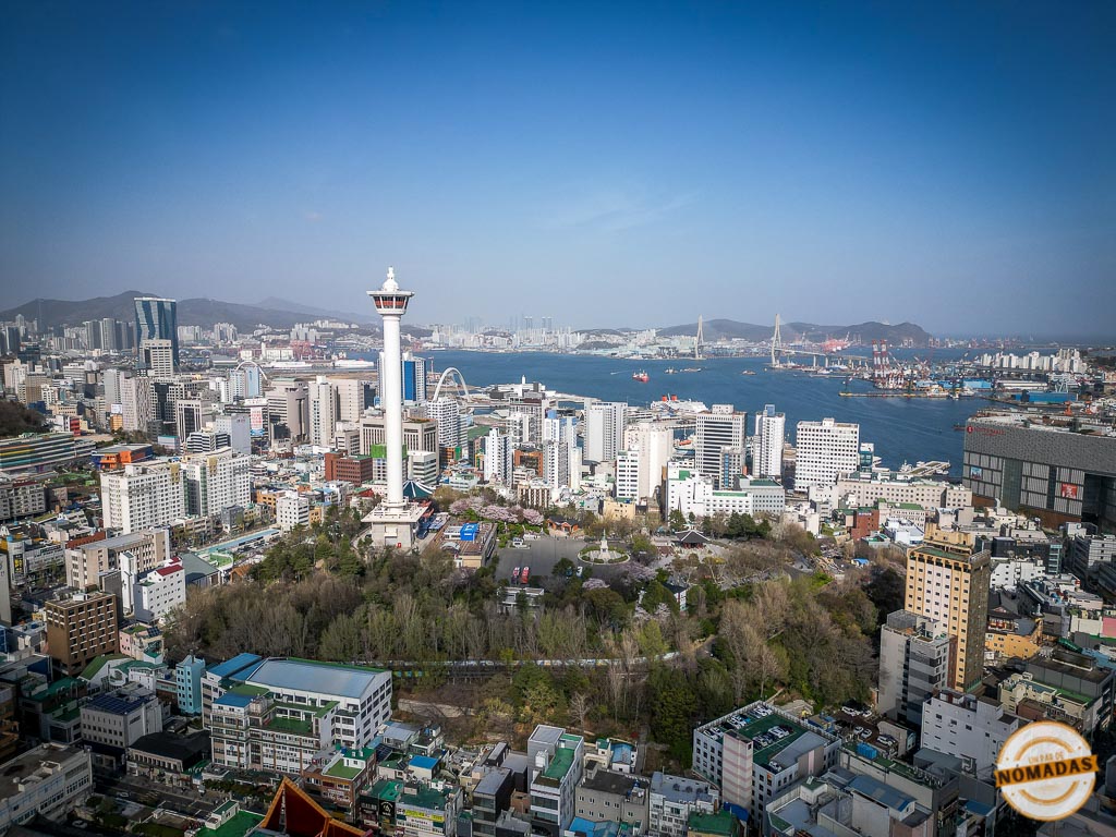 Panorámica de Busán con la Torre de Yongdusan y el puerto, uno de los lugares imprescindibles que visitar en la ciudad
