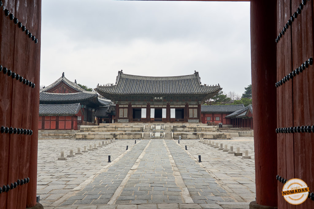 Entrada principal del Palacio Changgyeonggung en Seúl con su arquitectura tradicional coreana