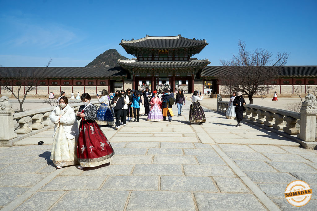Personas caminando con hanbok frente al palacio Gyeongbokgung en Seúl, Corea del Sur