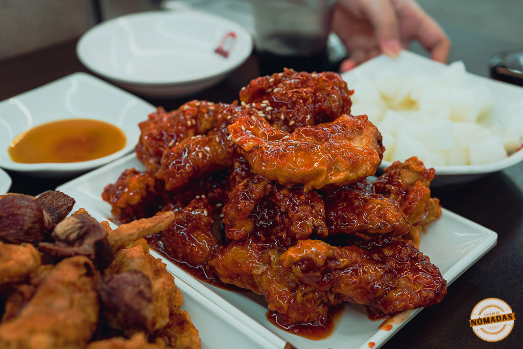 Plato de pollo frito coreano bañado en salsa picante servido en la famosa Chicken Street en Excursión a Suwon desde Seúl