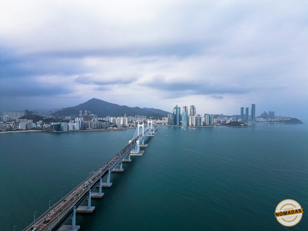 Vista aérea del puente Gwangan en Busán bajo el cielo nublado, una de las postales más icónicas de Busan