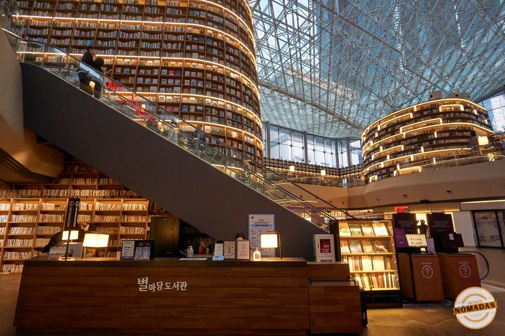 Impresionante interior de la Biblioteca Starfield en COEX Mall, con estanterías gigantes y techo de cristal