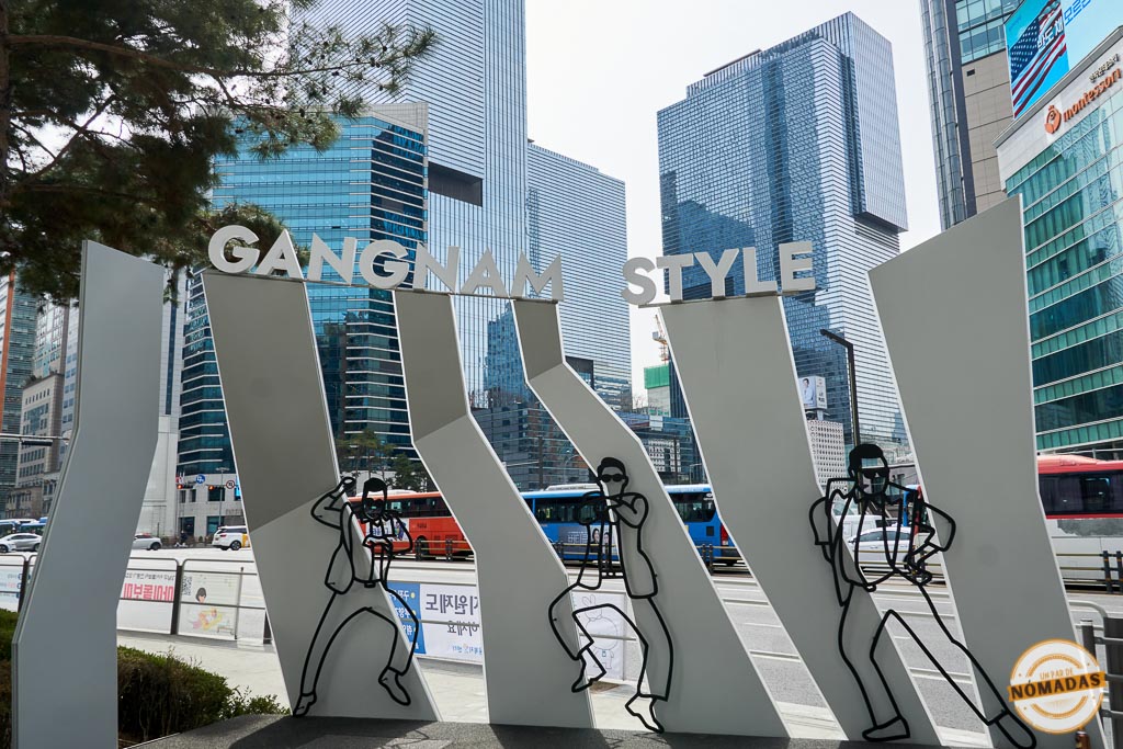 Escultura interactiva de Gangnam Style frente a rascacielos en el barrio de Gangnam, Seúl