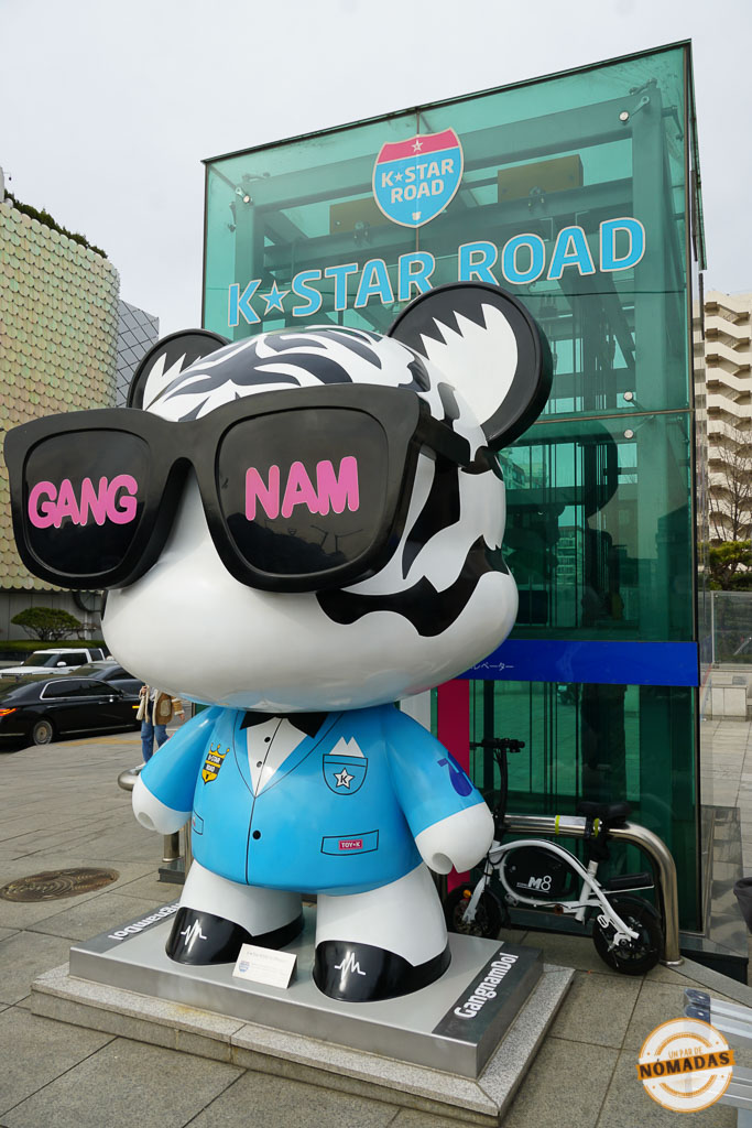 Estatua colorida de oso con gafas de sol en la K-Star Road de Gangnam, Seúl