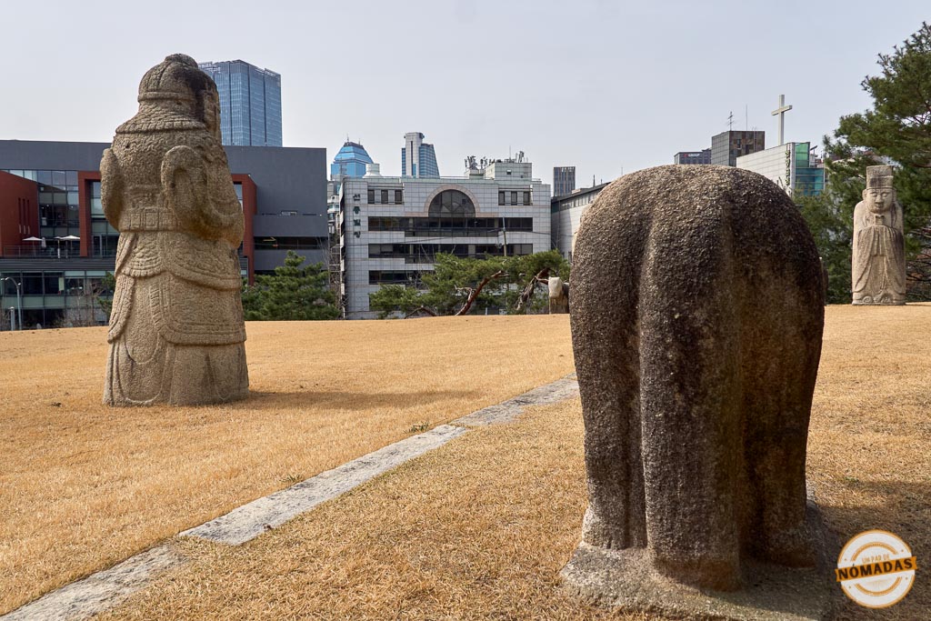 Estatuas tradicionales en las Tumbas Reales de Seolleung y Jeongneung con rascacielos al fondo en Seúl