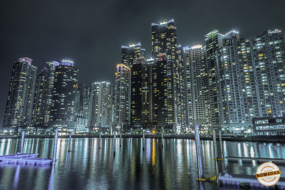 Rascacielos iluminados frente al agua en The Bay 101, una de las vistas nocturnas más espectaculares que ver en Busán
