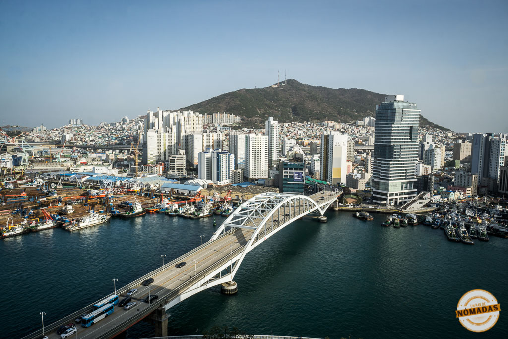 Panorámica de Busán con el puente y la zona portuaria desde Lotte Mall Gwangbok, una vista privilegiada de la ciudad