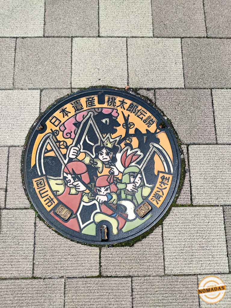 Tapa de alcantarilla en Okayama decorada con motivos del folclore de Momotaro