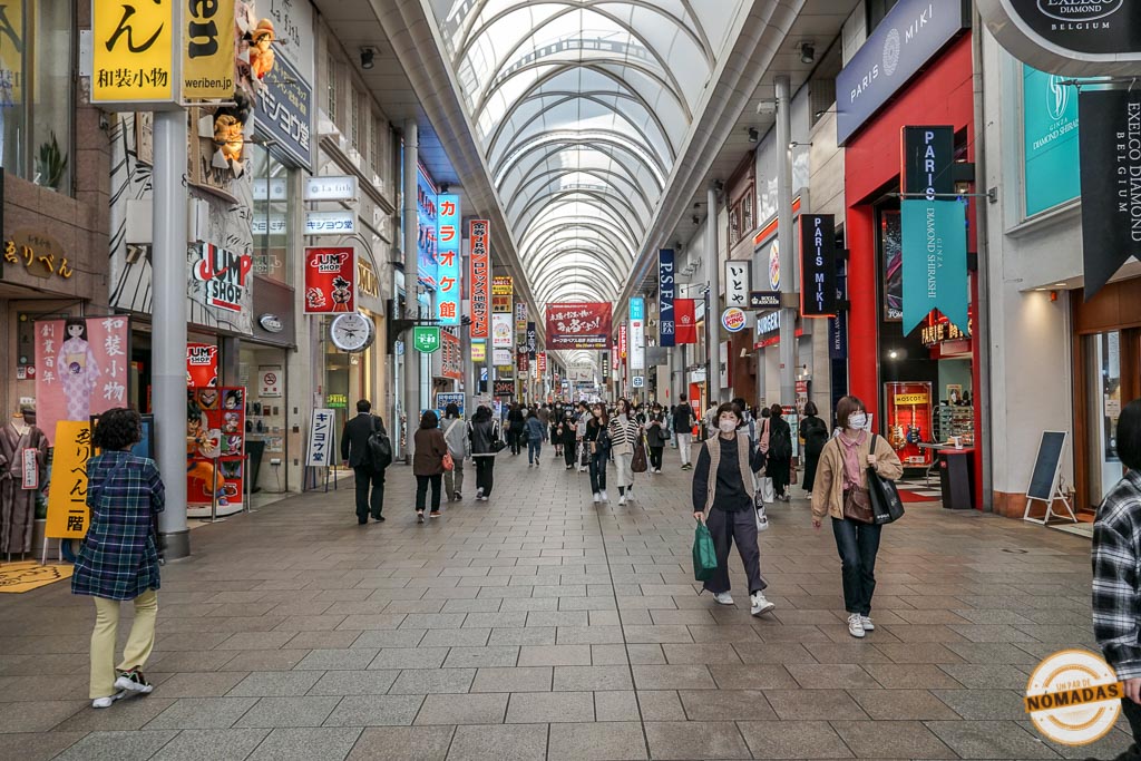 Galería comercial Hondori de Hiroshima llena de tiendas, luces y visitantes