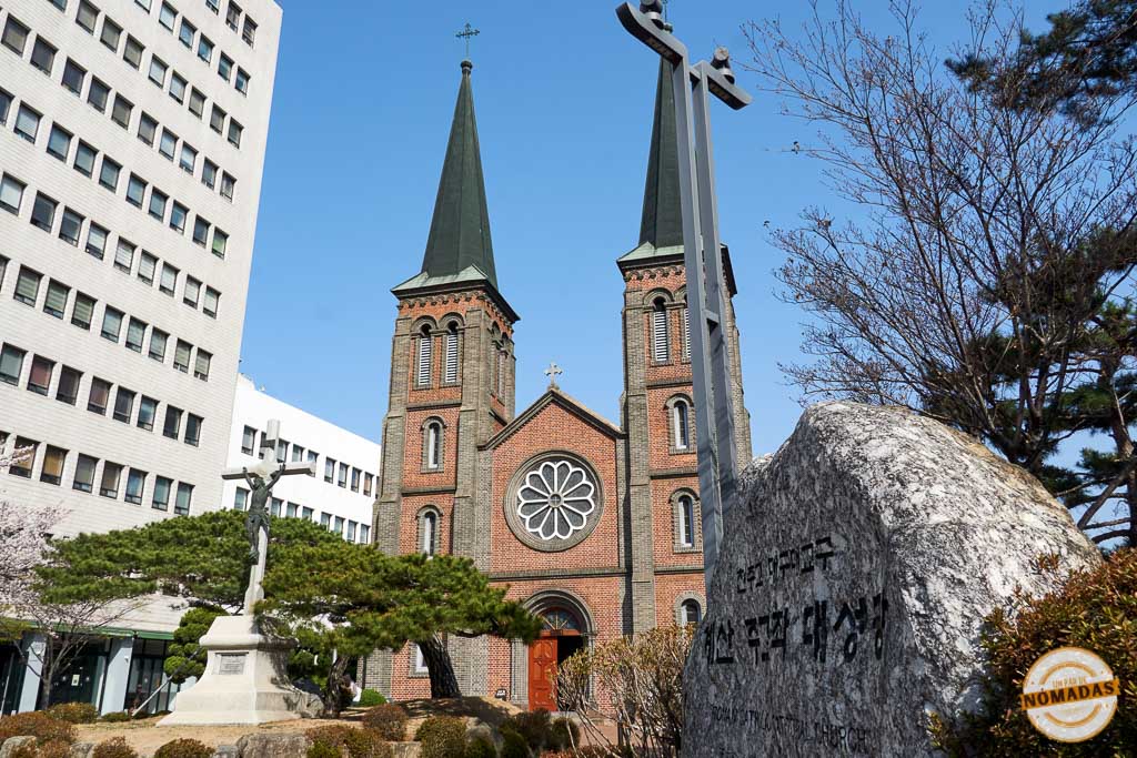 Vista exterior de la catedral de Gyesan en Daegu, un templo católico con arquitectura de ladrillo rojo y estilo neorrománico

