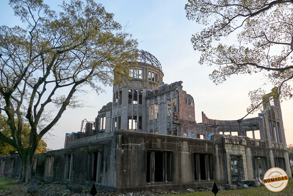 Ruinas de la Cúpula de la Bomba Atómica de Hiroshima al atardecer, rodeada de árboles. Un imprescindible de Hiroshima