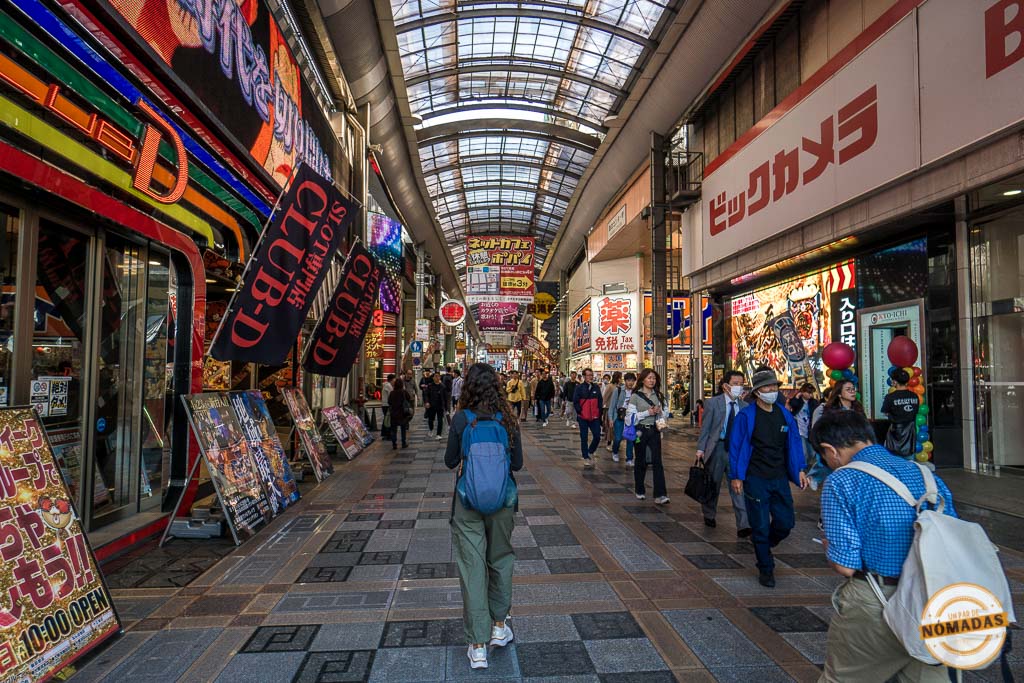 Tatiana caminando entre tiendas y carteles luminosos en la galería comercial Shinsaibashi-suji de Osaka, una de las más concurridas de la ciudad
