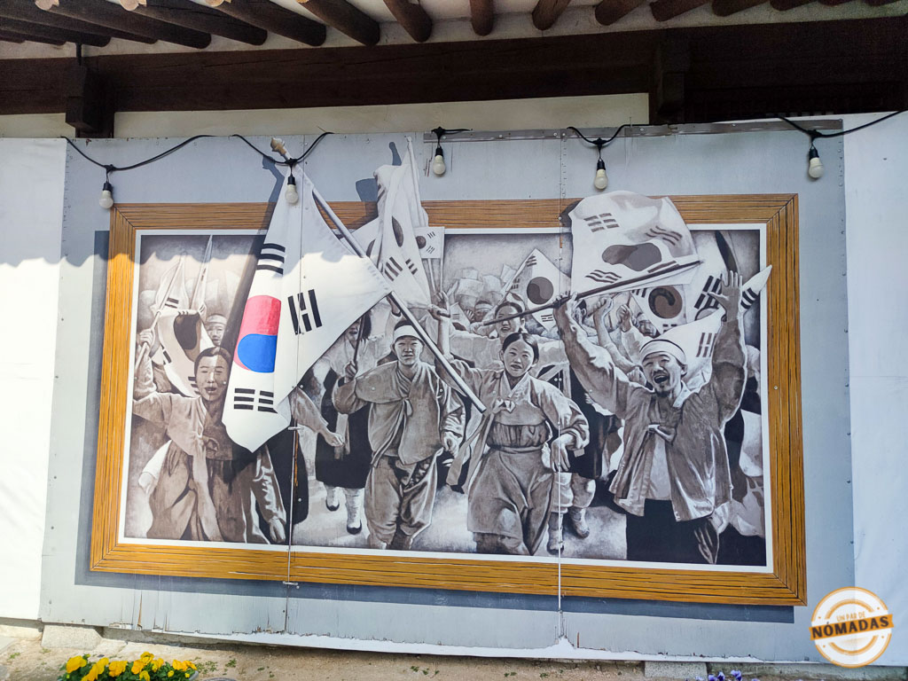 Mural en blanco y negro con banderas de Corea del Sur en el callejón de grafitis