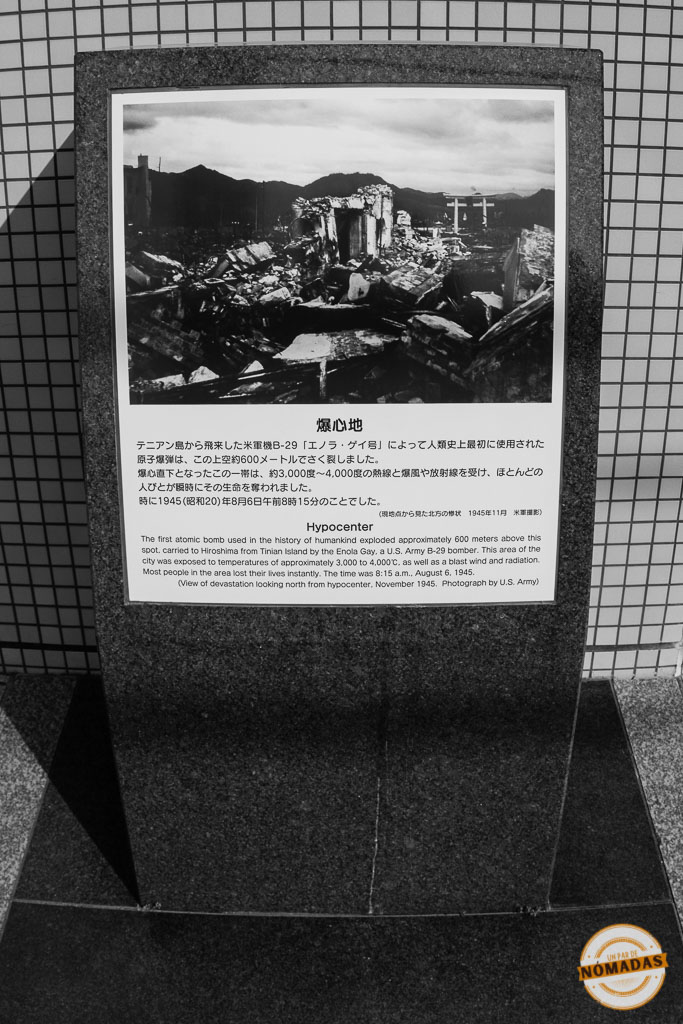 Placa conmemorativa en el hipocentro de la bomba atómica de Hiroshima, donde explotó la bomba a 600 metros de altura.