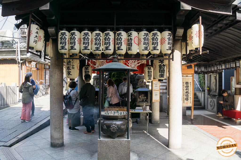 Turistas encendiendo incienso frente a un altar en el templo Hozenji.
