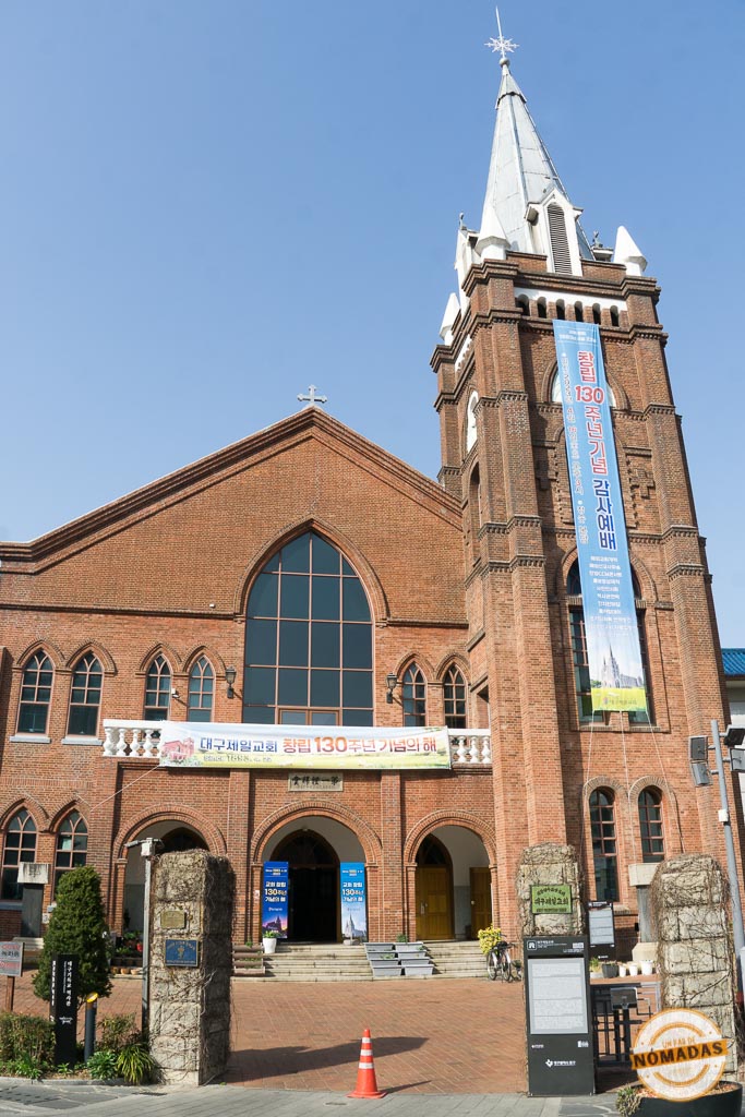Fachada de ladrillo rojo de la iglesia progresista Daegu Jeil, conmemorando su 130 aniversario como una de las iglesias más antiguas de Daegu
