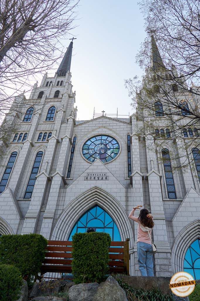 Mujer admirando la fachada neogótica de la iglesia protestante Daegu Jeil
