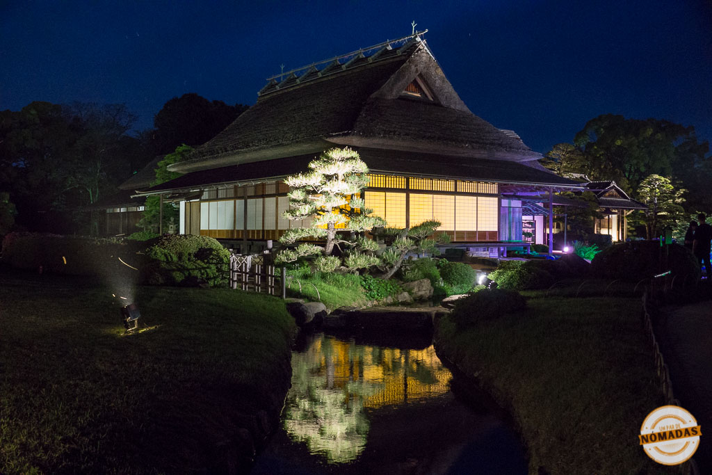 Casa tradicional japonesa iluminada de noche en el jardín Kōrakuen de Okayama