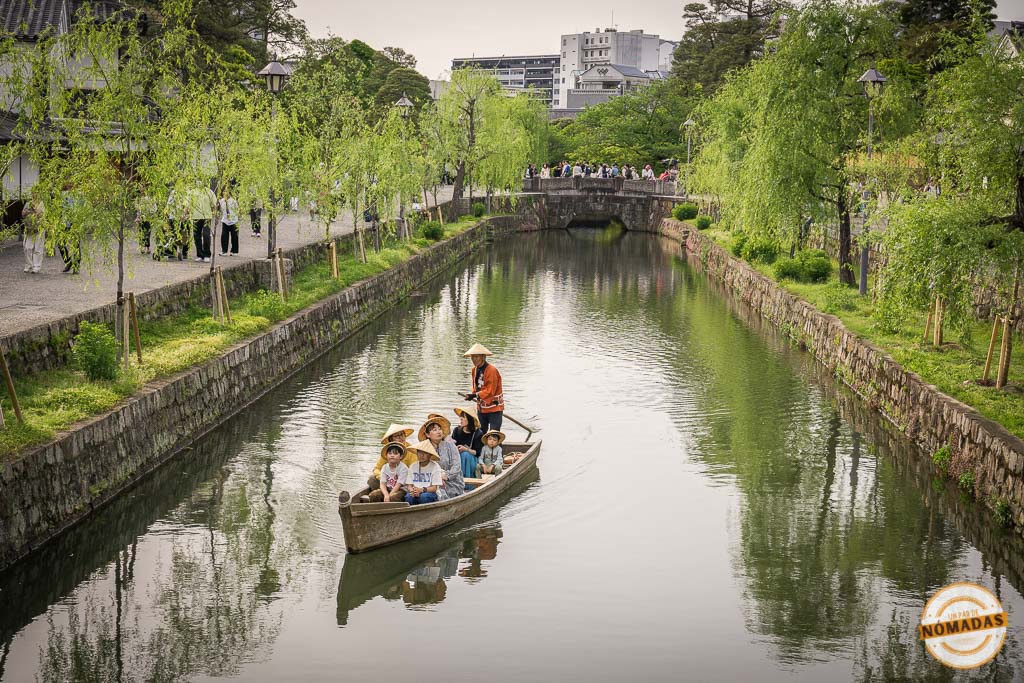 Turistas en barca tradicional por el canal de Kurashiki, cerca de Okayama