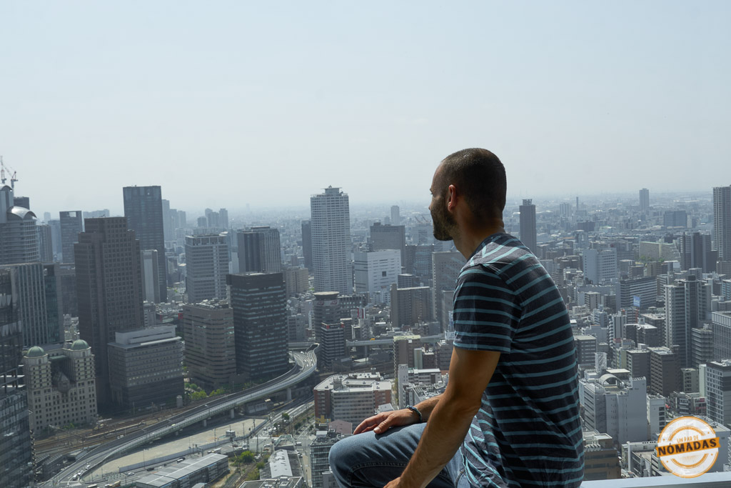 Oscar sentado en el mirador del Umeda Sky Building contemplando el skyline. Un imprescindible que ver en Osaka