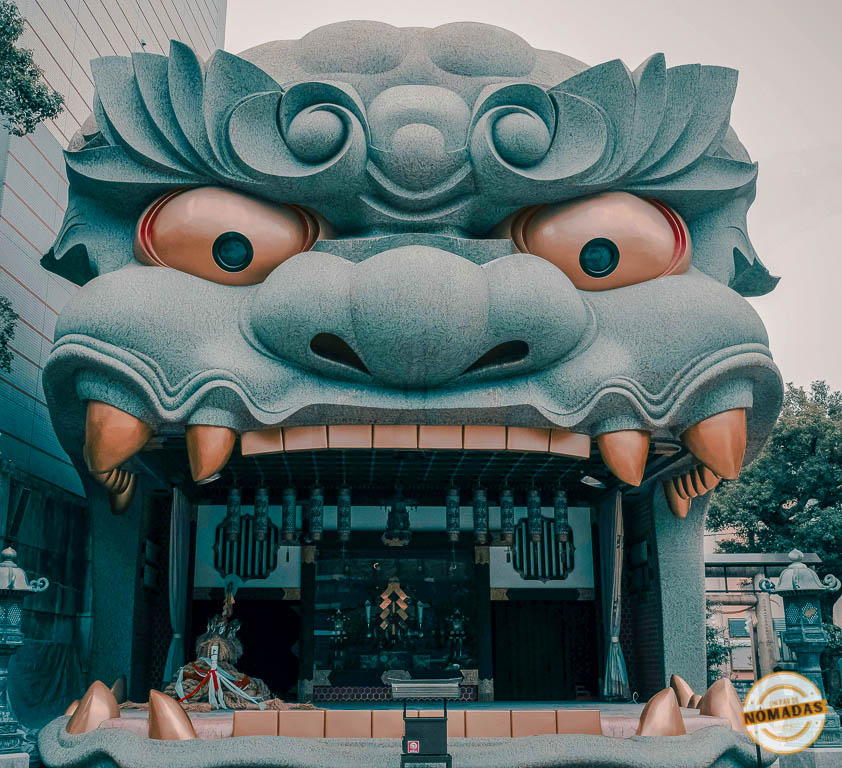 Santuario con entrada en forma de cabeza de león gigante en Namba, Osaka.
