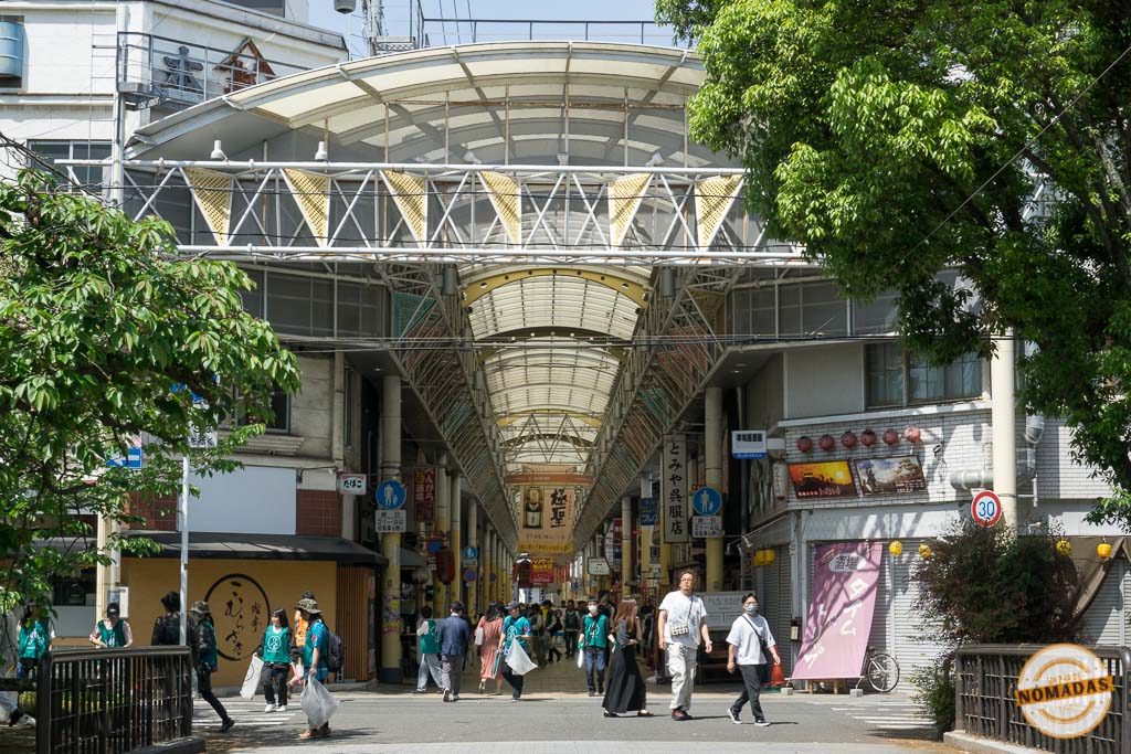 Entrada de la galería comercial Omotechō Shotengai en Okayama