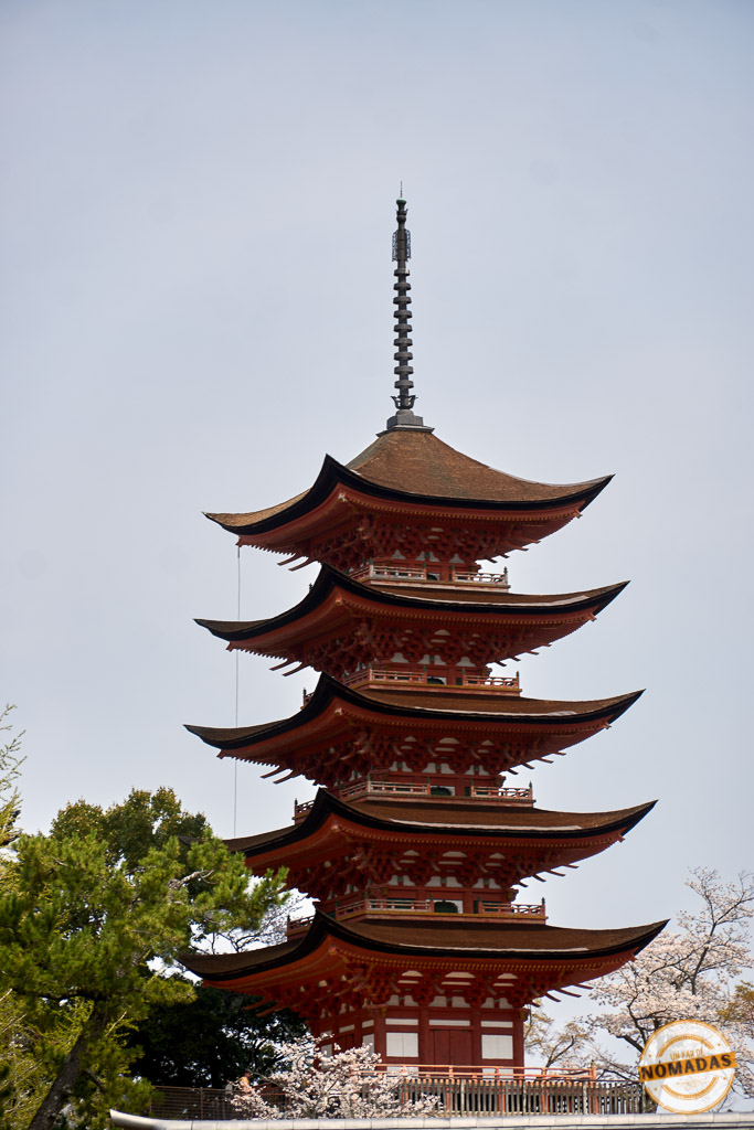 Primer plano de la pagoda de cinco pisos en Miyajima, uno de los edificios más icónicos que ver junto al santuario Toyokuni