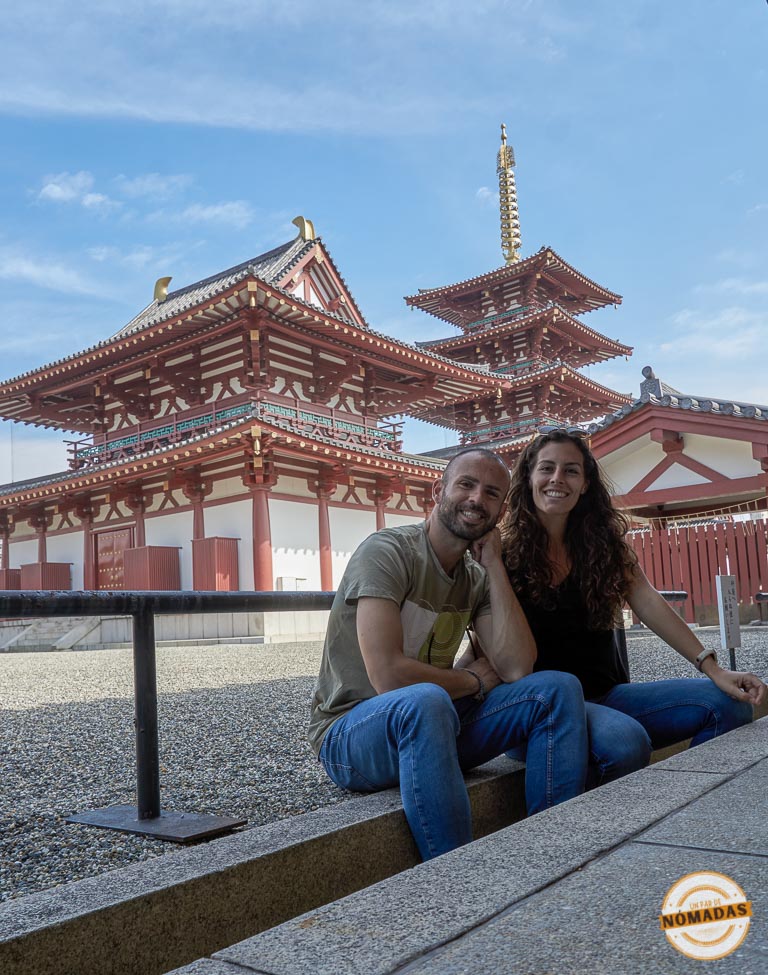 Vista del templo Shitennō-ji en Osaka con su arquitectura tradicional y pagoda de cinco pisos bajo un cielo despejado
