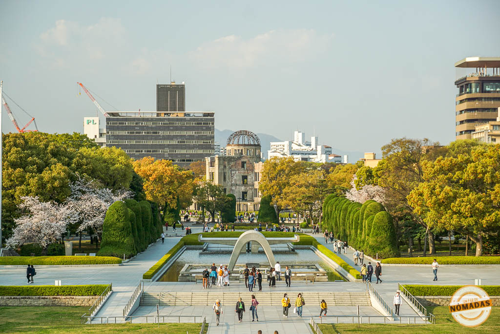Vista del Parque Conmemorativo de la Paz de Hiroshima con el cenotafio y la cúpula al fondo
