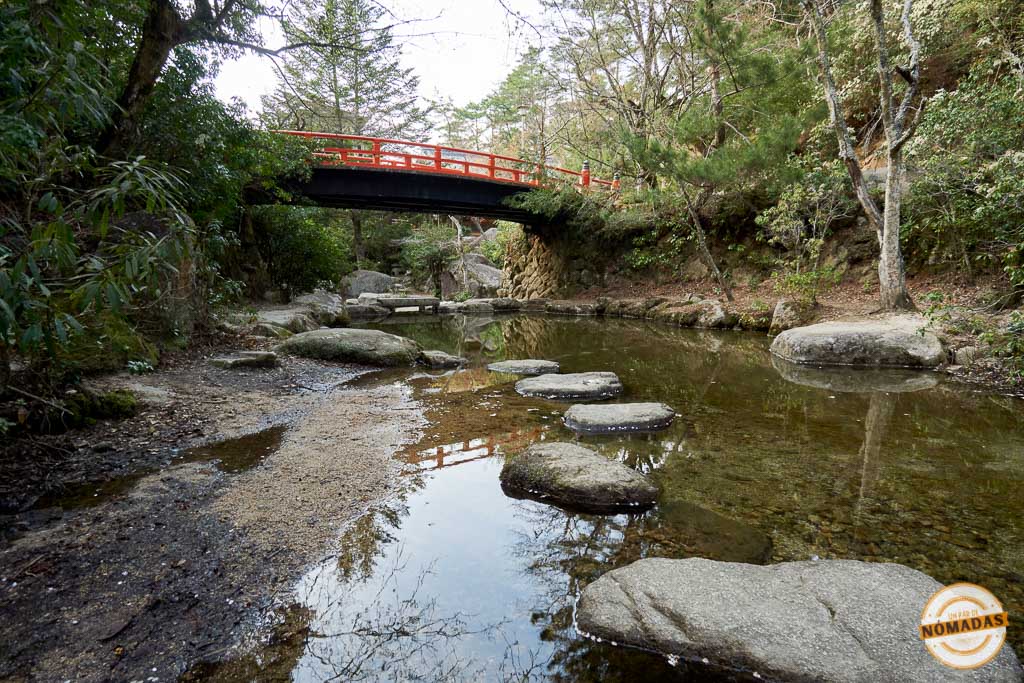 Vista del puente rojo y el río en el Parque Momijidani de Miyajima