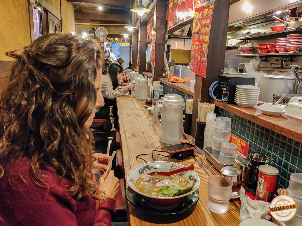 Tatiana sentada en barra tradicional de ramen. uno de los restaurantes imprescindibles donde comer en Osaka
