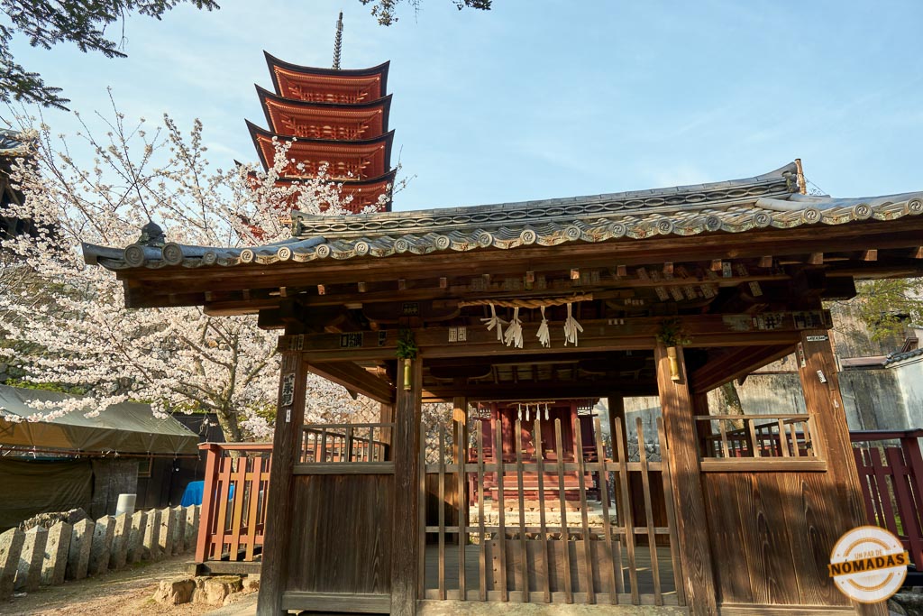 Vista del santuario Toyokuni con la pagoda de cinco pisos de fondo y cerezos en flor.