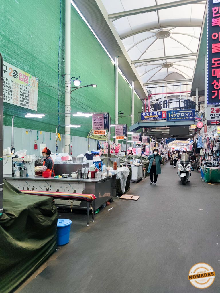 Interior del Seomun Market en Daegu, con puestos de comida callejera y productos locales, un imprescindible para los amantes de la gastronomía
