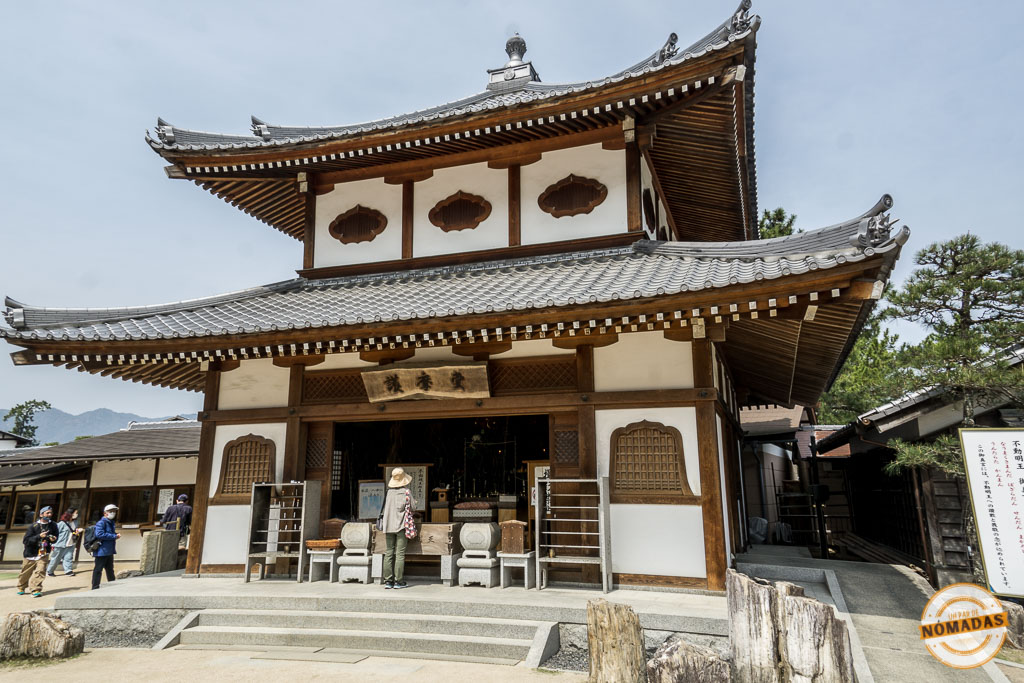 Vista frontal del templo Daigan-ji en Miyajima con visitantes en la entrada