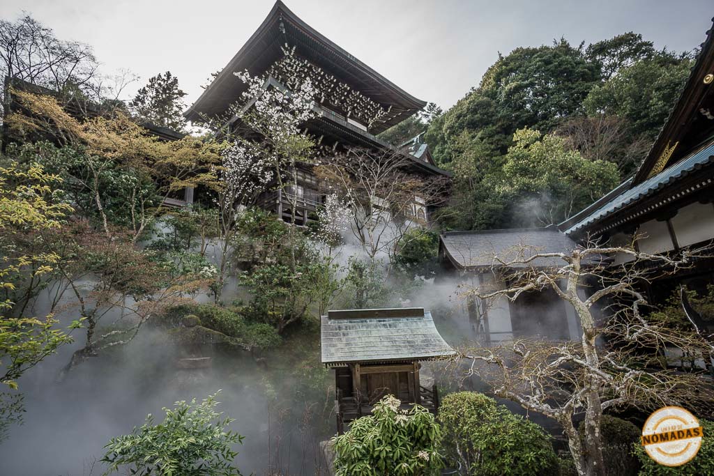 Edificios tradicionales del templo Daisho-in entre árboles y niebla, una de las escenas más evocadoras que ver en Miyajima