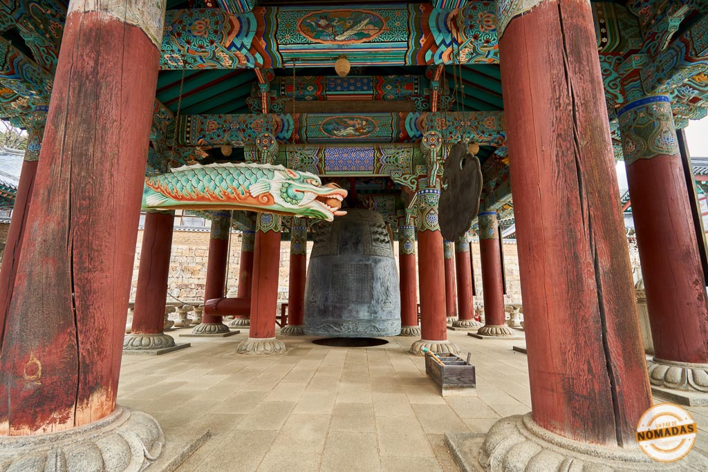 Campana ceremonial del templo Haeinsa en Daegu, uno de los elementos tradicionales que puedes descubrir durante tu viaje
