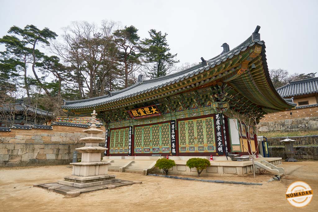 Estructura tradicional del templo Haeinsa con una pagoda budista