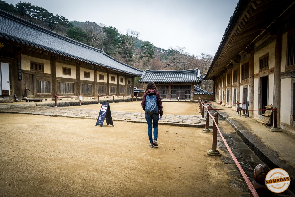 Vista de los pabellones de madera en el templo Haeinsa que guardan la Tripitaka Coreana, Patrimonio de la Humanidad en Corea del Sur
