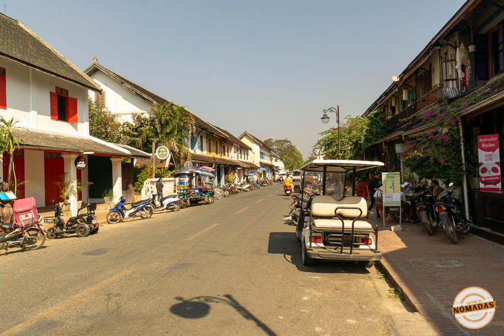 Calle principal de Luang Prabang con casas coloniales, tuk-tuks y ambiente local durante el día.
