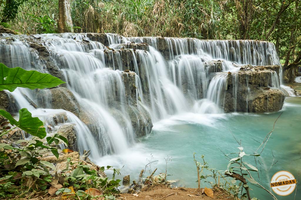 Cascada de varios niveles en las cataratas Kuang Si, rodeada de vegetación tropical cerca de Luang Prabang.
