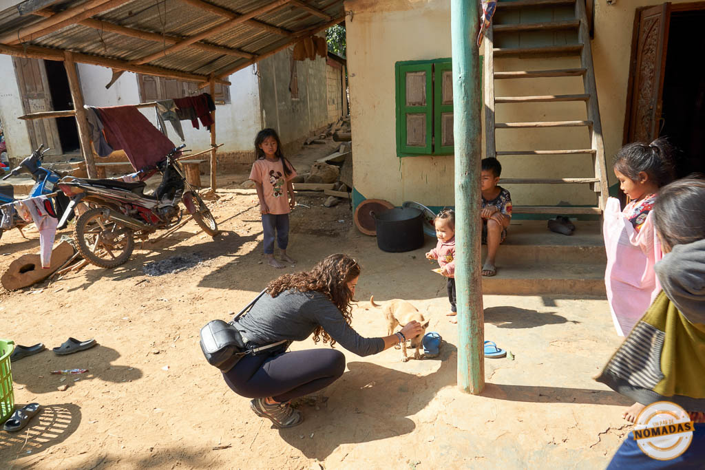 Viajera interactuando con niños en una aldea local
