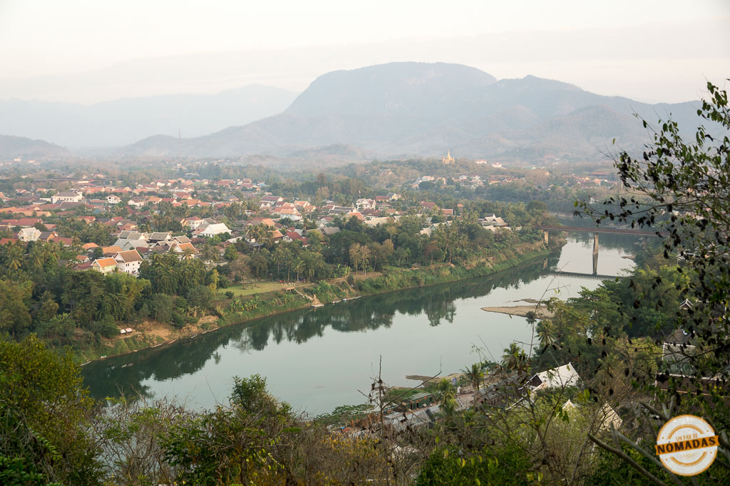 Panorámica de Luang Prabang y el río Nam Khan desde lo alto del Monte Phou Si en Laos.

