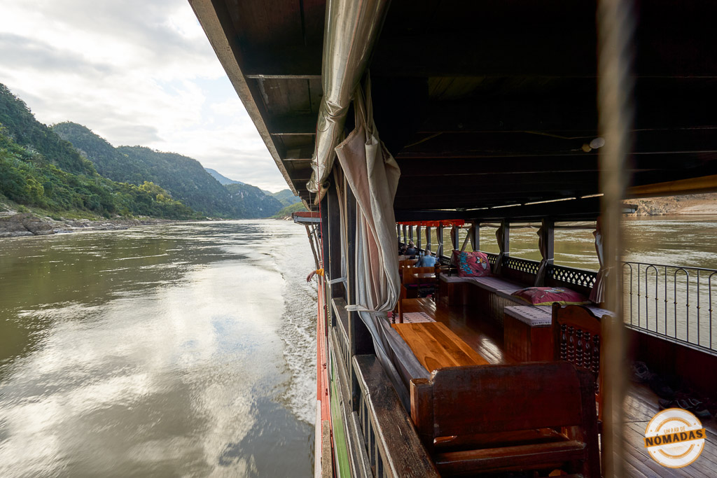 Vista del paisaje montañoso mientras se navega en barco por el río Mekong
