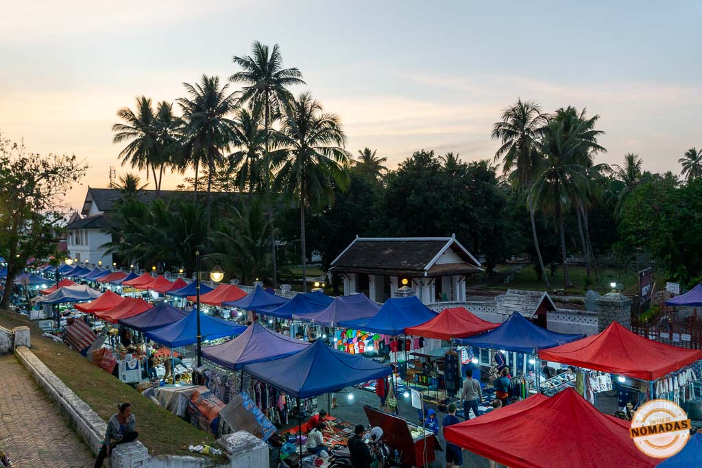 Vista del Night Market de Luang Prabang con sus coloridas carpas iluminadas al anochecer.
