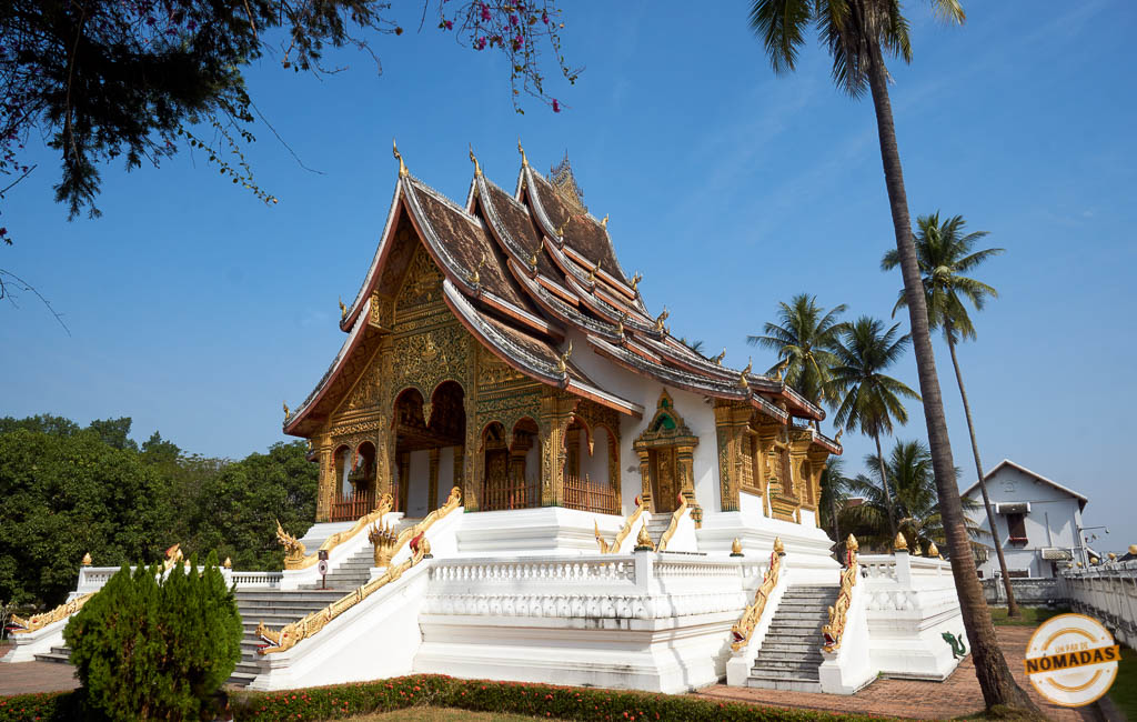 Fachada principal del Palacio Real de Luang Prabang, uno de los monumentos históricos más importantes de Laos.
