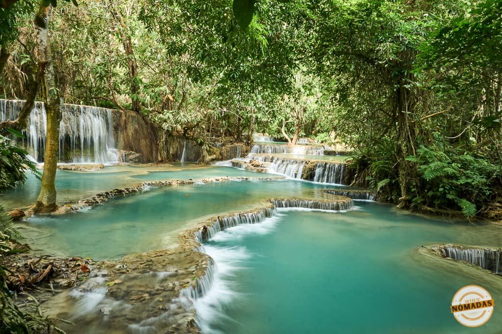 Piscinas naturales de agua turquesa en las cataratas Kuang Si, uno de los lugares más espectaculares de Luang Prabang.
