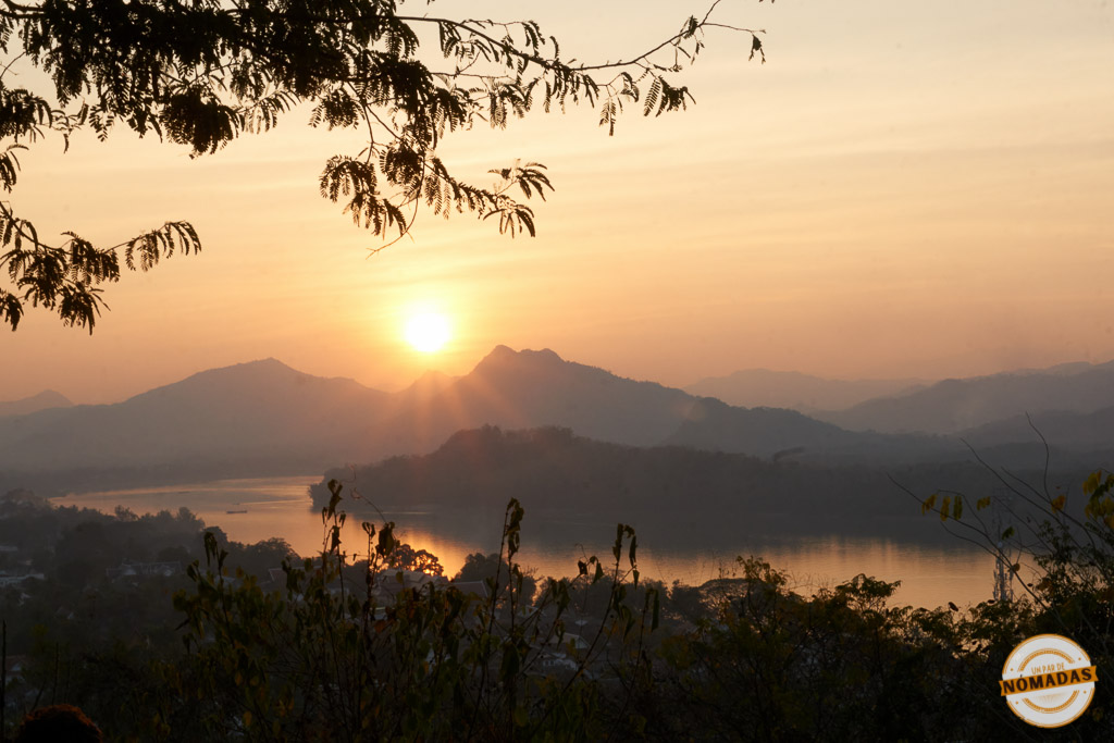 Atardecer sobre el río Mekong visto desde el Monte Phou Si
