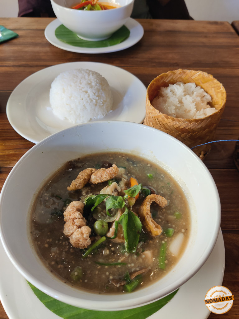 Plato tradicional servido en el restaurante Khaiphaen, acompañado de arroz y sticky rice.
